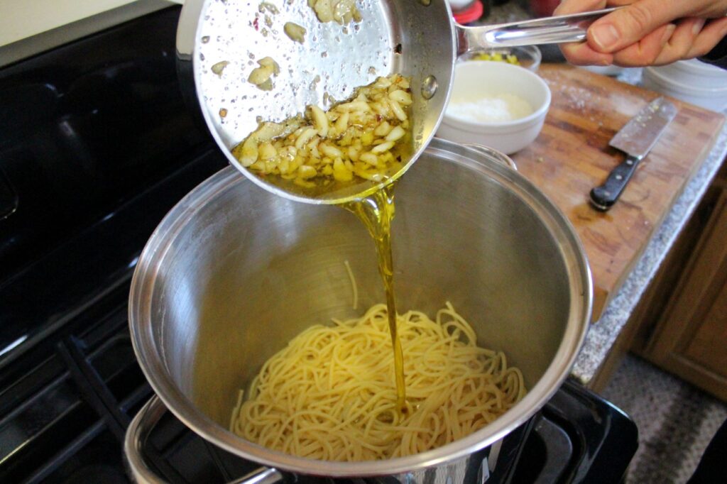 putting the spaghetti aglio e olio together